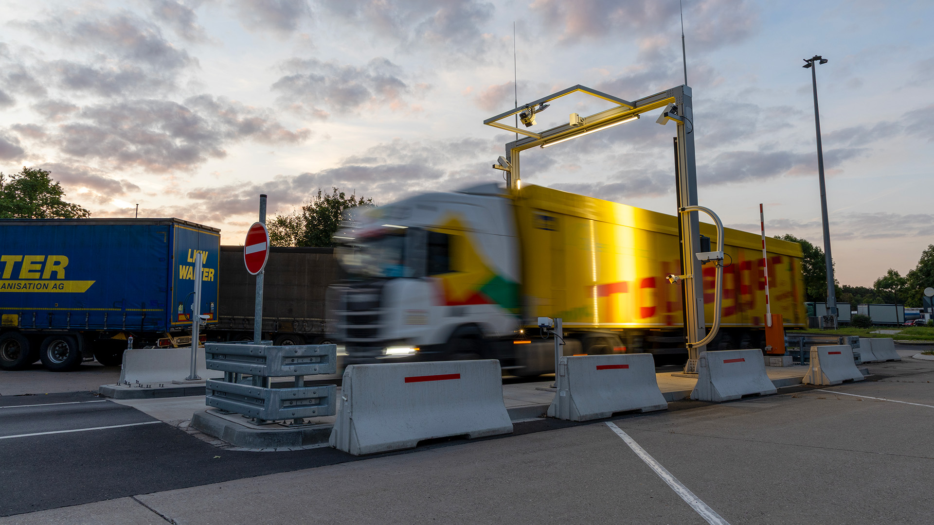 Container truck passing through a Camco OCR Portal
