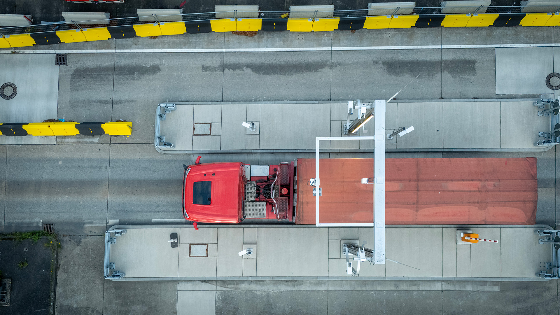 Container truck passing through a Camco OCR Portal