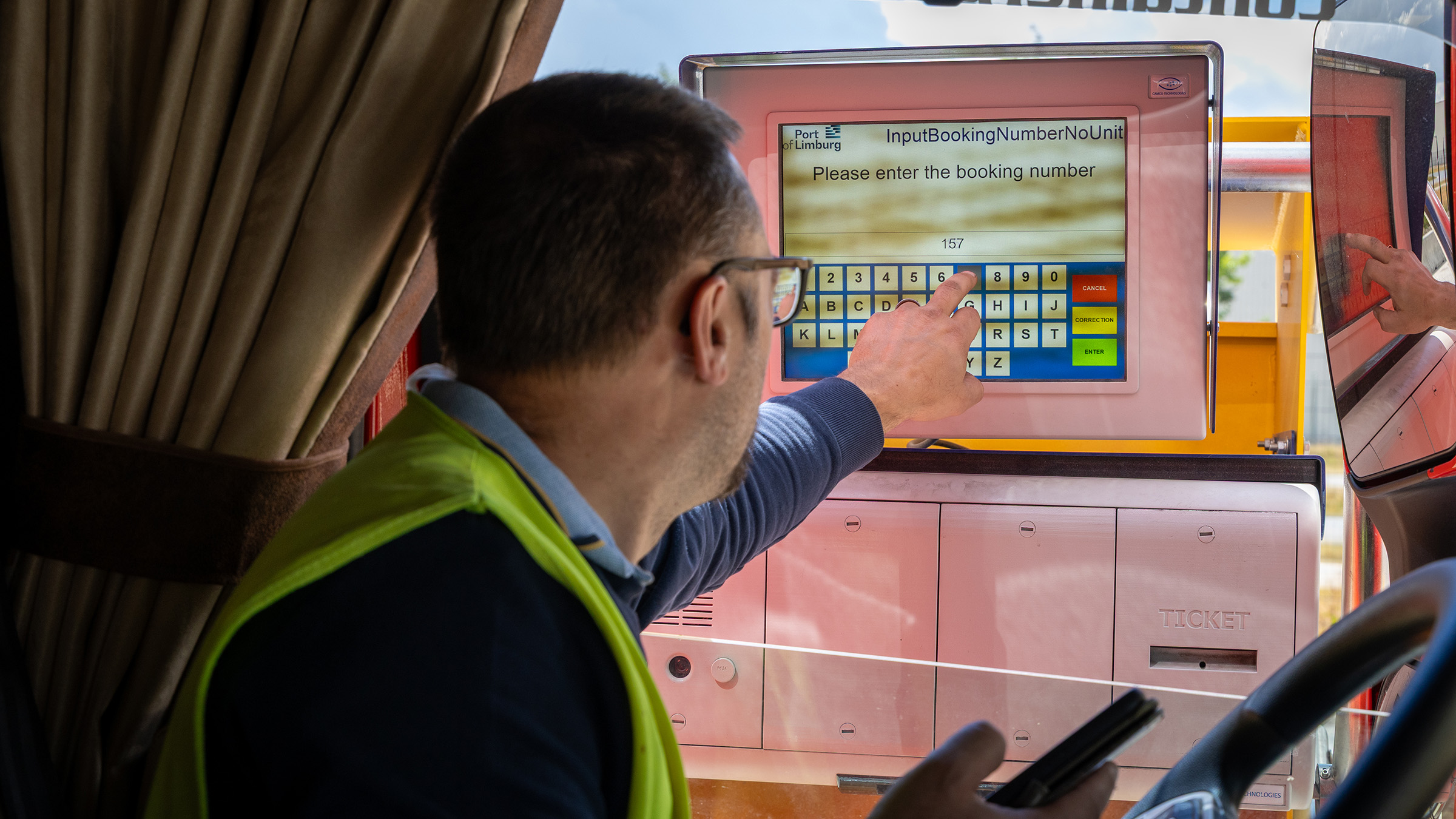 Gate kiosk interaction for entry at Port of Limburg