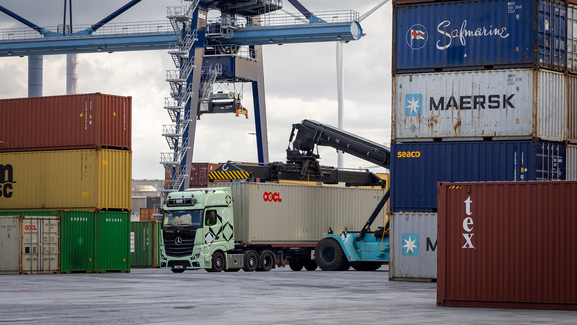 Container pickup in the yard