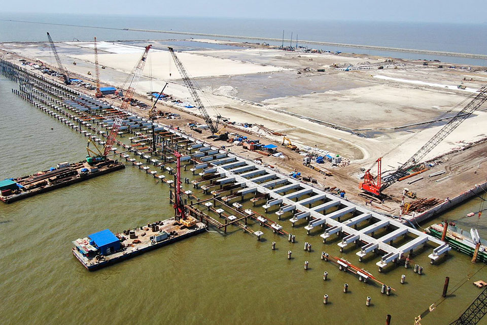 Construction of the HHIT terminal