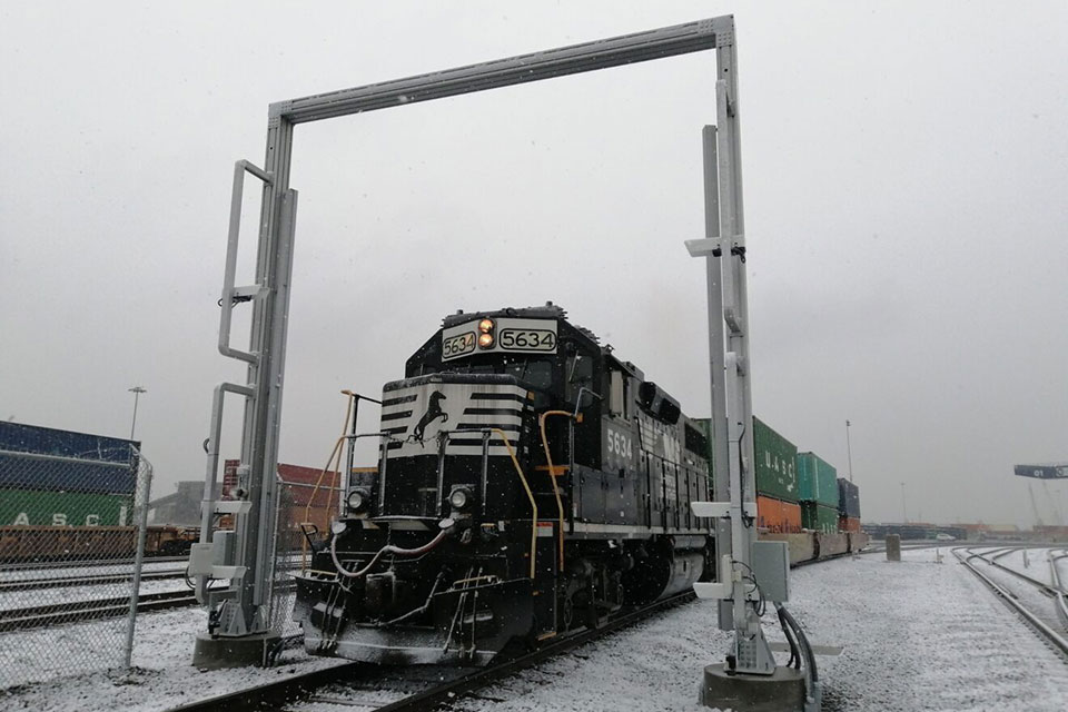 camco-ofr-rail-portal-winter Train driving through Rail OCR Portal